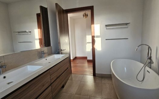 4BEDROOM DUPLEX WITH A DSQ inside TWO RIVERS MALL